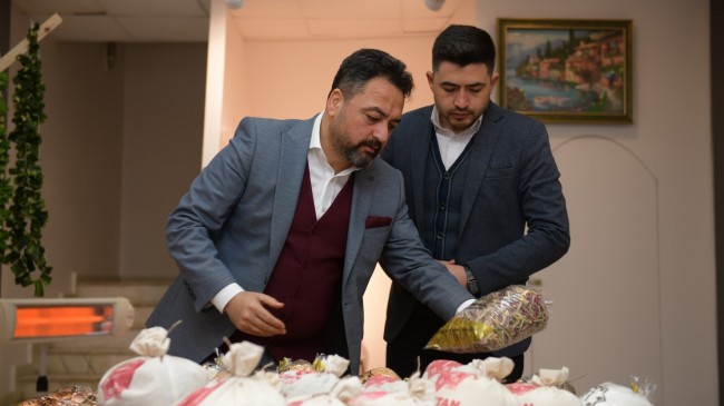 Elbistan Belediye Başkanı Mehmet Gürbüz, ‘tarladan sofraya’ mottosuyla hizmet veren Tanzim Satış Noktası’ndaki gıda ürünlerinin fiyatlarını yıl boyunca sabitlediklerini söyledi.